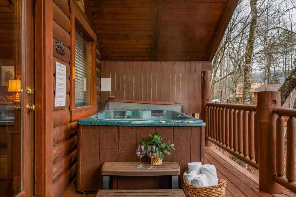 Log Cabin, Hot Tub, Fireplace, Pool Table & Views! Sevierville Exterior foto
