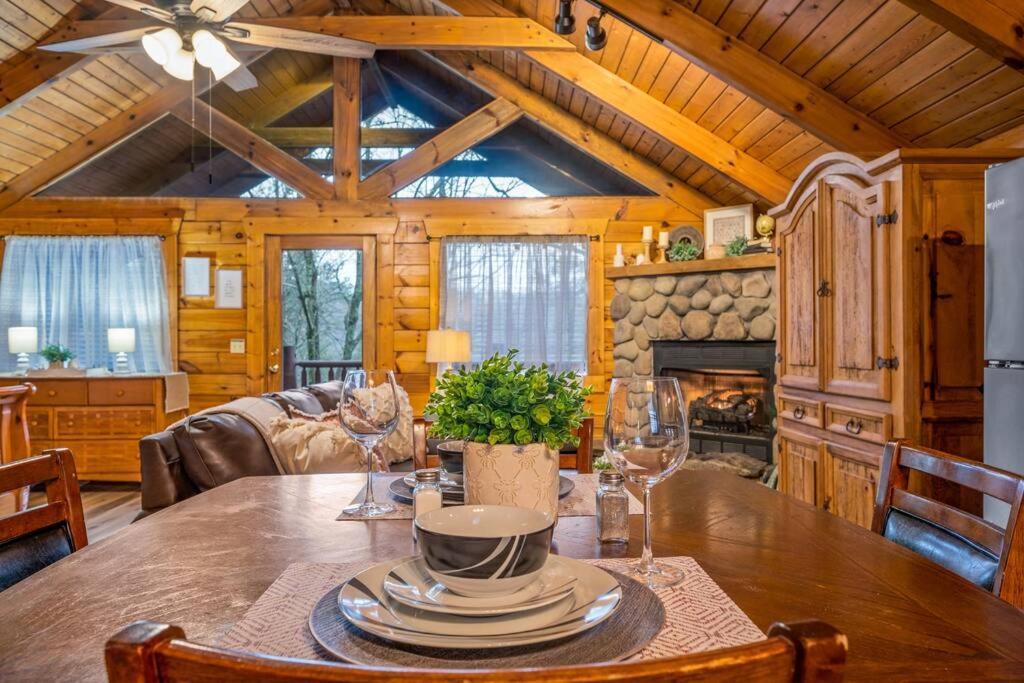 Log Cabin, Hot Tub, Fireplace, Pool Table & Views! Sevierville Exterior foto