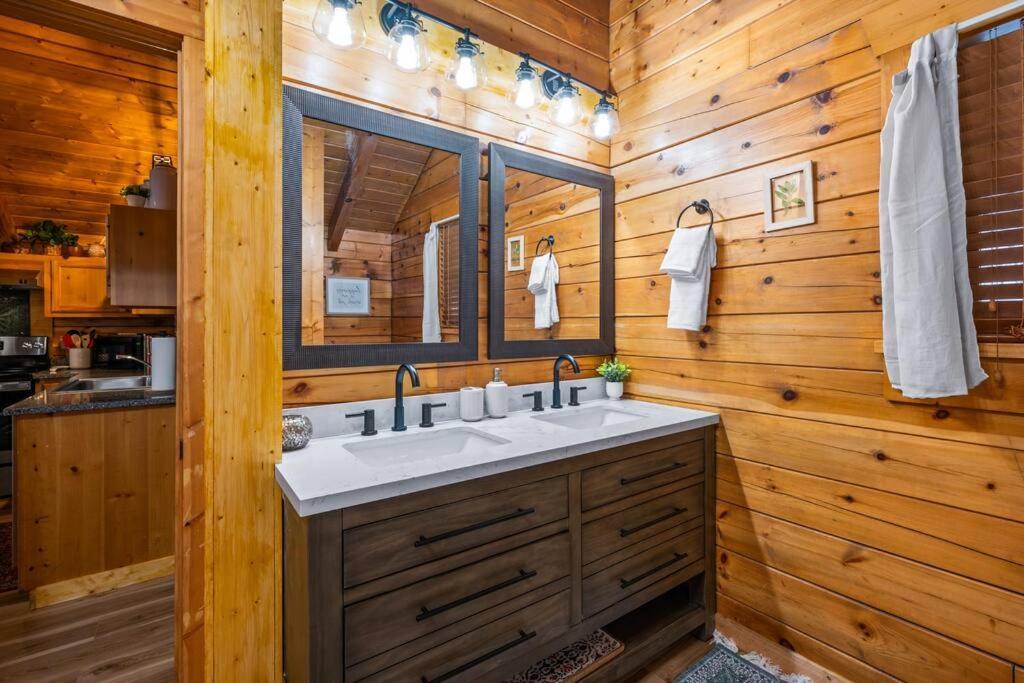 Log Cabin, Hot Tub, Fireplace, Pool Table & Views! Sevierville Exterior foto