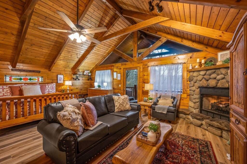 Log Cabin, Hot Tub, Fireplace, Pool Table & Views! Sevierville Exterior foto