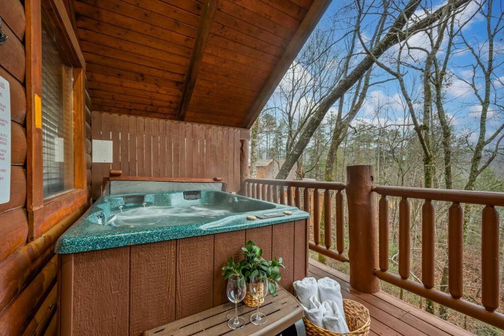 Log Cabin, Hot Tub, Fireplace, Pool Table & Views! Sevierville Exterior foto