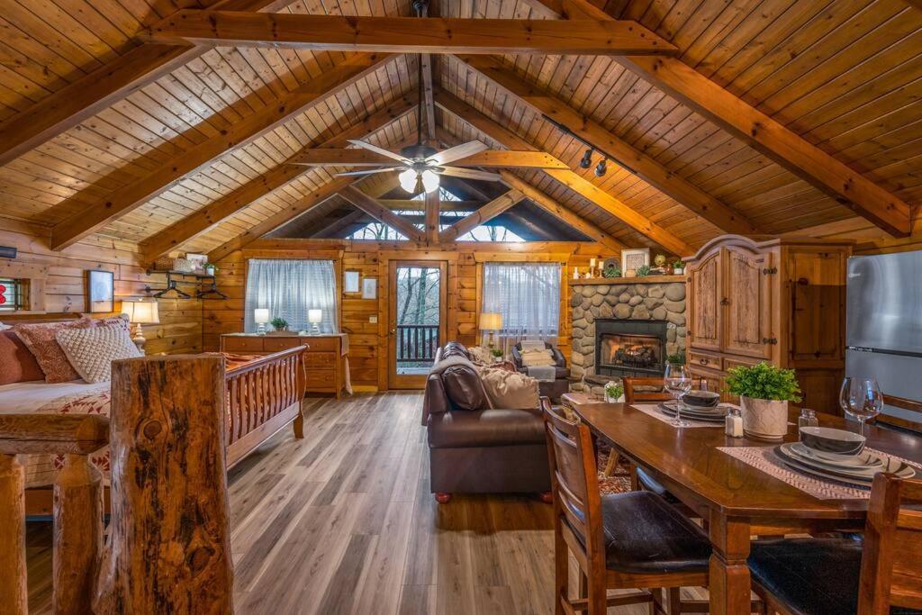 Log Cabin, Hot Tub, Fireplace, Pool Table & Views! Sevierville Exterior foto